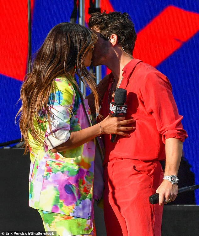 Priyanka Chopra và chồng Nick Jonas hôn nhau trên sân khấu tại Bữa tiệc Công dân Toàn cầu ở thành phố New York
