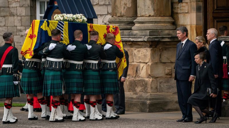 Quan tài của Nữ hoàng Elizabeth đến Edinburgh khi những người đưa tang xếp hàng trên đường phố

