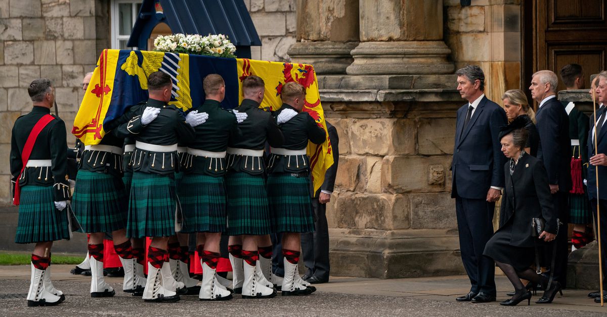 Quan tài của Nữ hoàng Elizabeth đến Edinburgh khi những người đưa tang xếp hàng trên đường phố