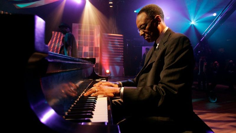 Ramsey Lewis, nghệ sĩ piano jazz, người đã làm sống lại thể loại này, đã qua đời ở tuổi 87

