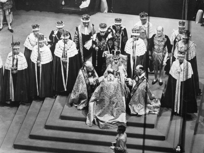 Nữ hoàng Elizabeth ngồi trên ngai vàng trong lễ đăng quang ở Tu viện Westminster.