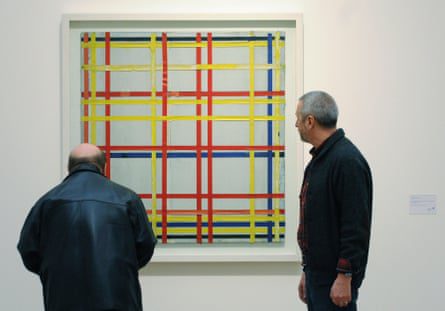 Hai người đàn ông kiểm tra bức tranh Thành phố New York đầu tiên của Piet Mondrian được trưng bày trong triển lãm Piet Mondrian - Fom Abild Zoom Bild tại Bảo tàng Ludwig ở Cologne, Đức năm 2007.