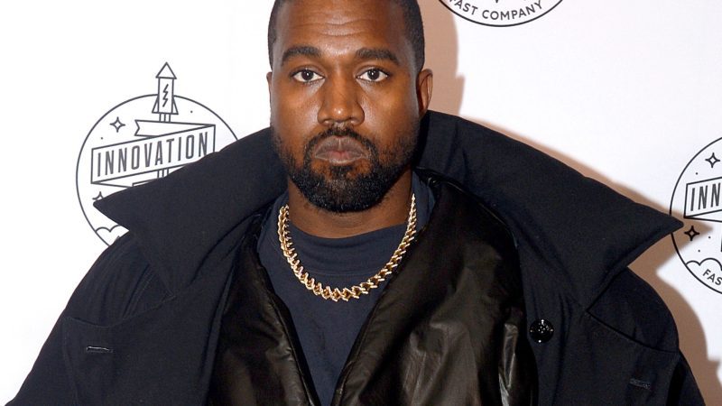  Kanye West hộ tống anh ấy từ văn phòng Skechers, nói nhãn hiệu giày |  tin tức phân biệt chủng tộc

