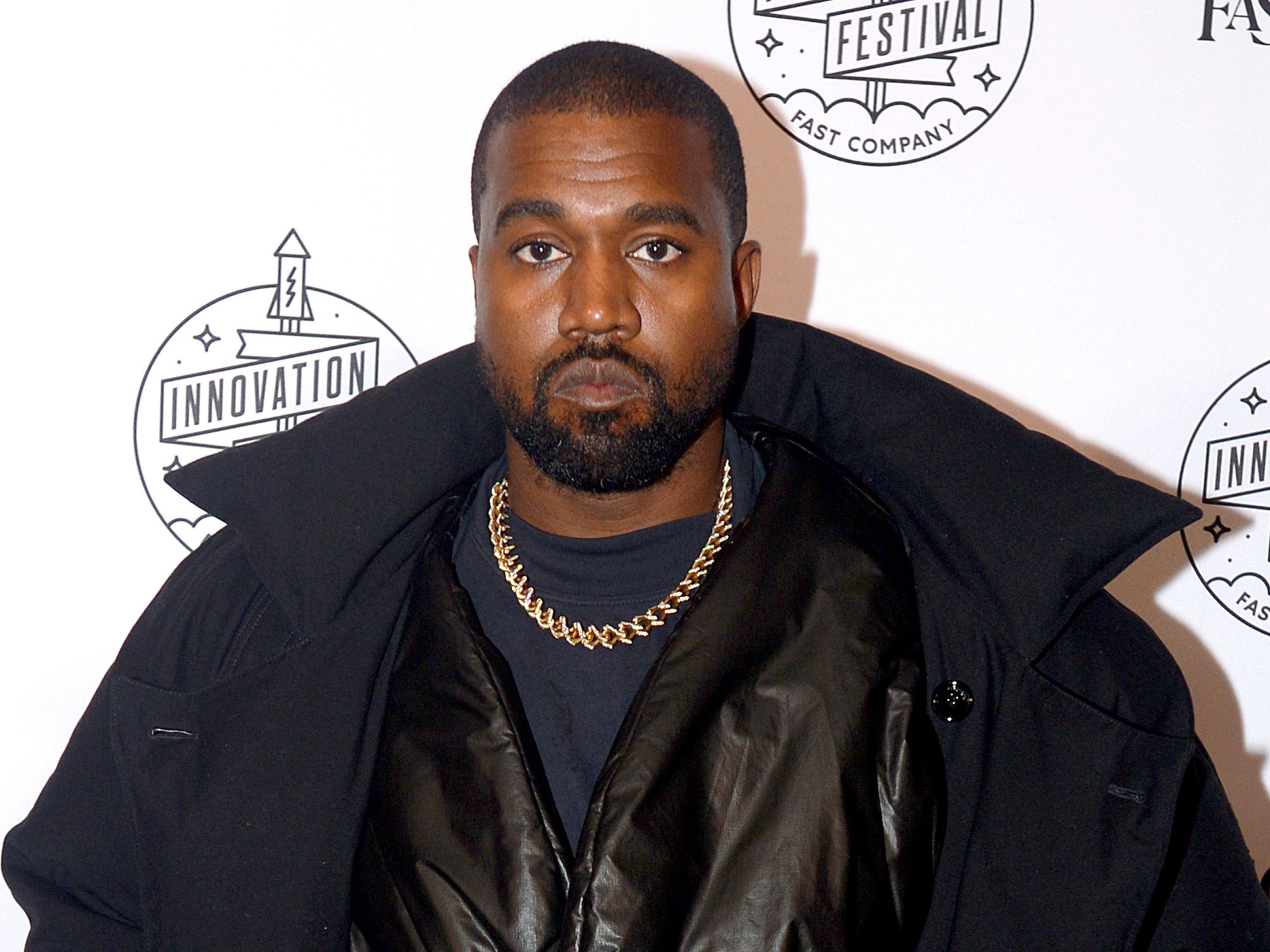 Kanye West hộ tống anh ấy từ văn phòng Skechers, nói nhãn hiệu giày |  tin tức phân biệt chủng tộc