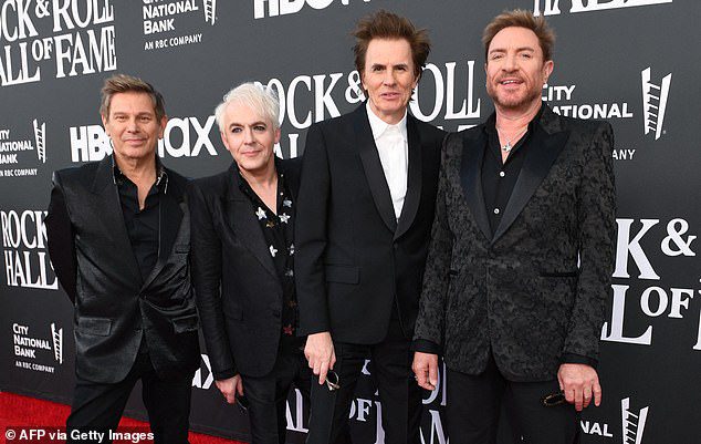 Trông đẹp: Mỗi thành viên Duran Duran đều mặc một bộ áo liền quần màu đen với áo sơ mi cổ hở