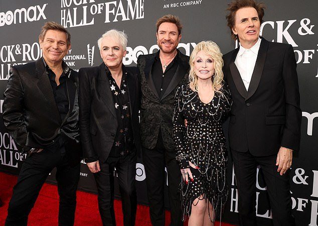 All-Stars: Duran Duran có tinh thần tốt khi họ chụp hình với huyền thoại nhạc đồng quê Dolly Parton tại Gala Đại lễ Danh vọng Rock and Roll hàng năm lần thứ 37 ở Los Angeles