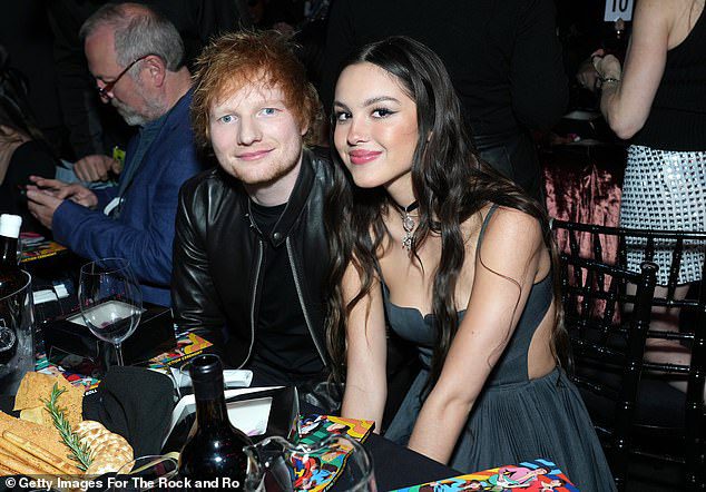 Những người bạn vui vẻ: Olivia ngồi cạnh trợ lý vui vẻ Ed Sheeran