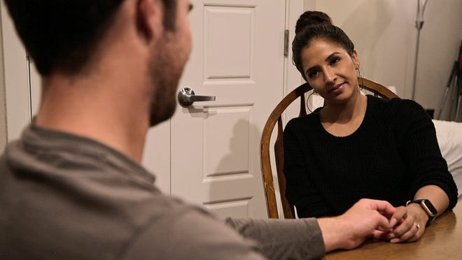 Zanab Jefri, phải, nói chuyện với hôn phu Cole Barnett trong một cảnh từ "Tình yêu là mù quáng" mùa 3.