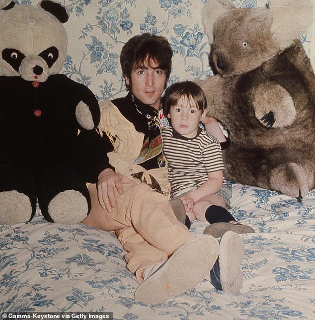 Bố đốm: John và Julian được chụp ảnh cùng nhau vào năm 1968 ở Liverpool