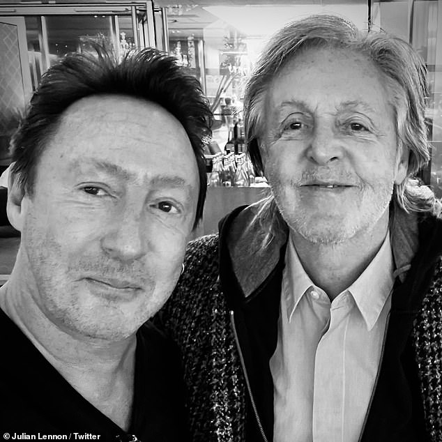 Julian, con trai của John Lennon, tình cờ gặp Sir Paul McCartney của ban nhạc Beatle tại sân bay