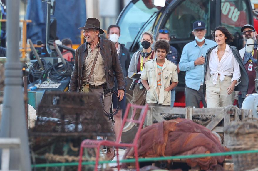Harrison Ford, Phoebe Waller-Bridge xuất hiện trên phim trường "Indiana Jones 5" Tại Sicily vào ngày 18 tháng 10 năm 2021 tại Castellammare del Golfo, Ý.