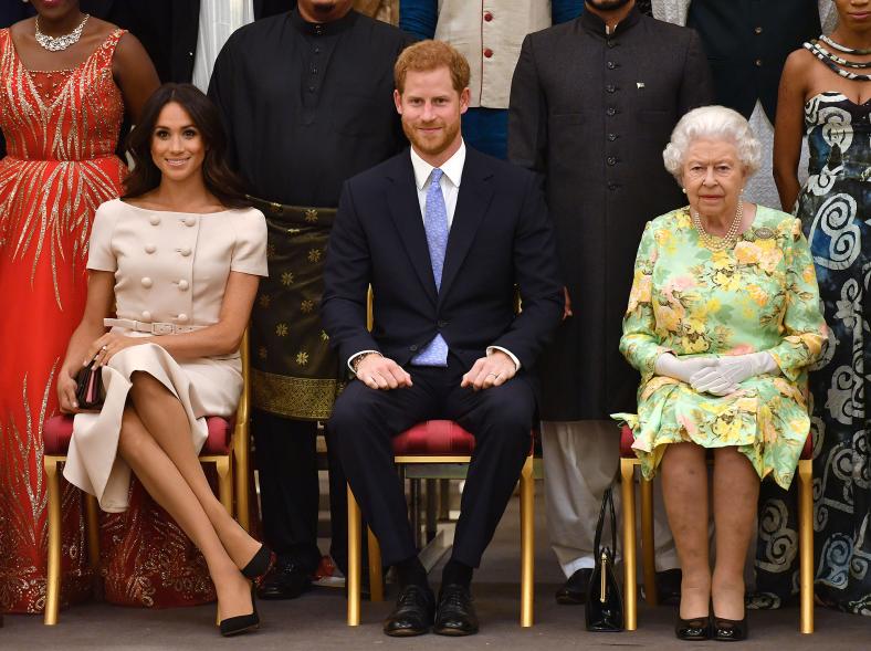 LONDON, ANH - 26 tháng 6: Meghan, Nữ công tước xứ Sussex, Hoàng tử Harry, Công tước xứ Sussex và Nữ hoàng Elizabeth II tại Lễ trao giải Lãnh đạo trẻ của Nữ hoàng tại Cung điện Buckingham vào ngày 26 tháng 6 năm 2018 ở London, Anh.  Chương trình Nhà lãnh đạo trẻ của Nữ hoàng, trong năm thứ tư và cũng là năm cuối cùng, tôn vinh những thành tựu của những người trẻ tuổi từ khắp Khối thịnh vượng chung, những người đang làm việc để cải thiện cuộc sống của mọi người trong nhiều vấn đề bao gồm hỗ trợ những người có vấn đề về sức khỏe tâm thần, tiếp cận giáo dục, thúc đẩy bình đẳng giới và khan hiếm lương thực và biến đổi khí hậu.  (Ảnh của John Stilwell - WPA Pool/Getty Images)