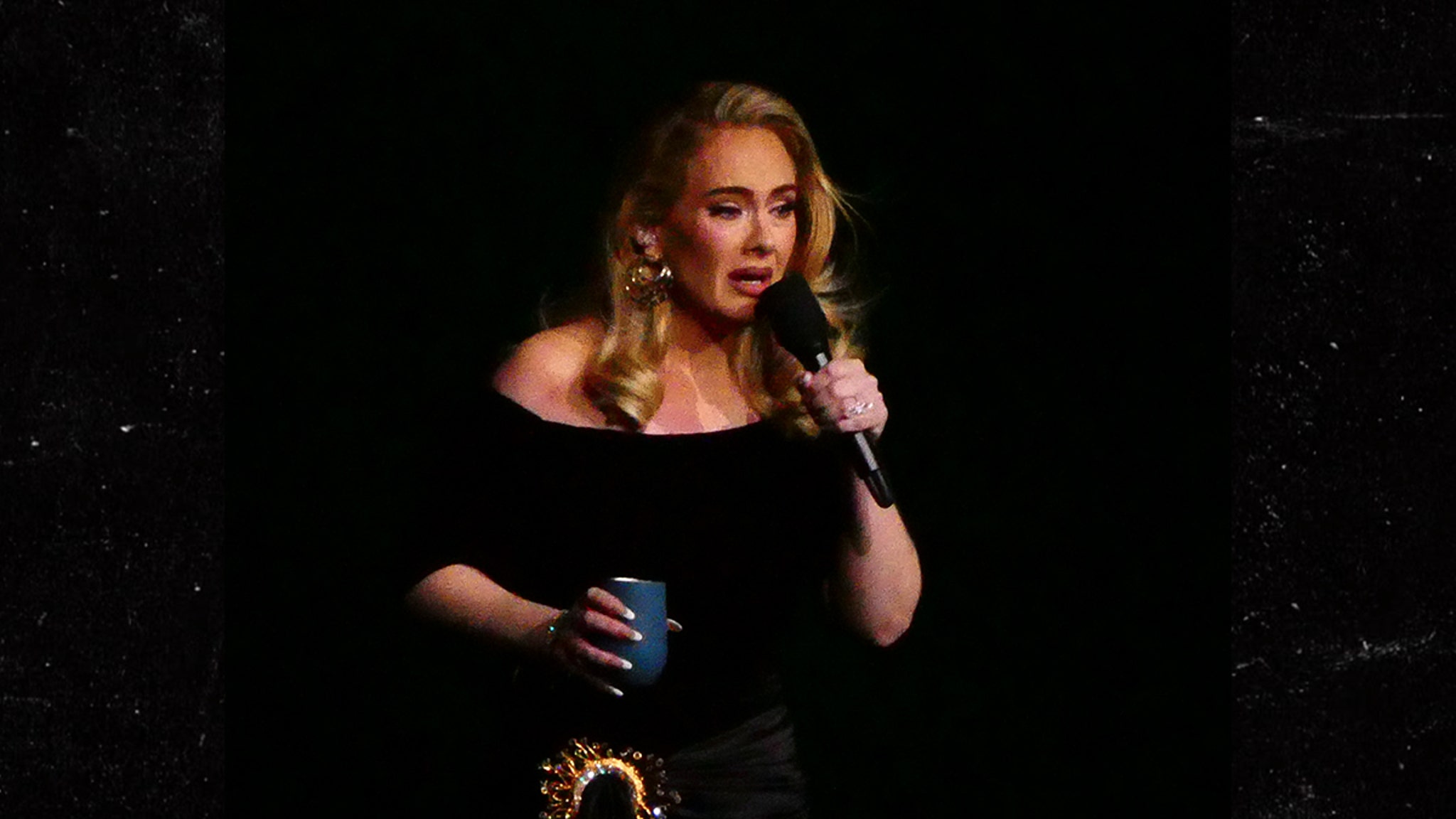 Adele nhiều lần rơi nước mắt khi bắt đầu cư trú tại Las Vegas