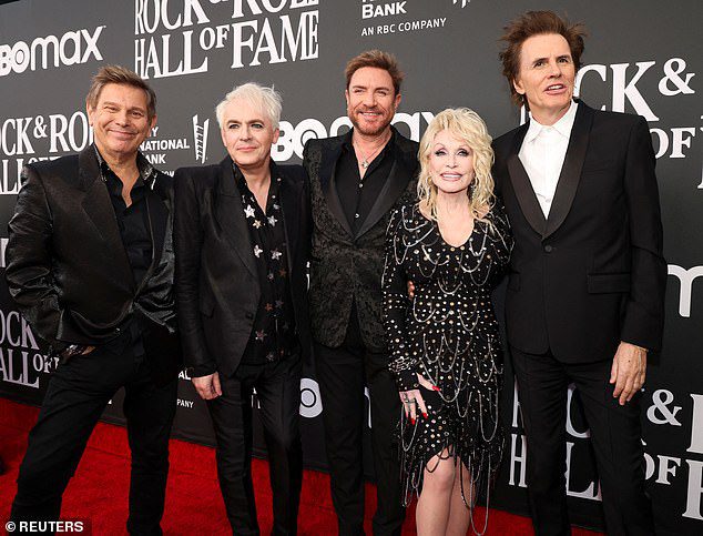 All-Stars: Duran Duran có tinh thần tốt khi họ chụp hình với huyền thoại nhạc đồng quê Dolly Parton tại Gala Đại lễ Danh vọng Rock and Roll hàng năm lần thứ 37 ở Los Angeles