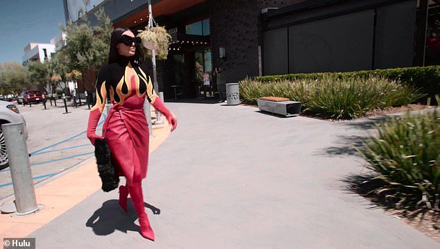 Kim trông: Kim Kardashian một lần nữa hoan nghênh những người ghét trực tuyến đã thổi một bộ trang phục rực lửa độc đáo thu hút sự so sánh với Guy Fieri và The Incredibles