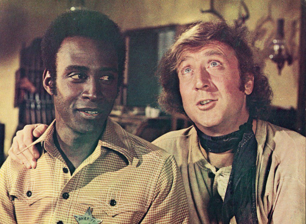 Gene Wilder (phải) choàng tay qua vai Cleavon Little trong một cảnh quay trong phim, "Yên cháy rực," Đạo diễn Mel Brooks, 1974.