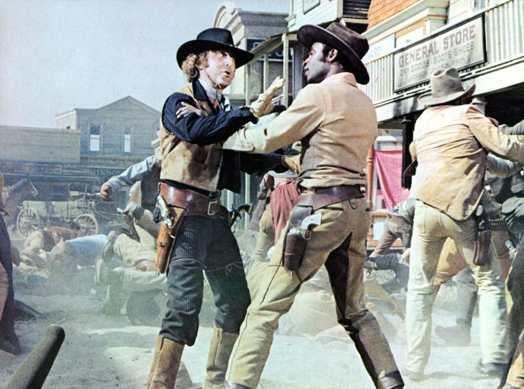 Gene Wilder xung đột với Cleavon Little trong một cảnh của "Yên cháy rực."