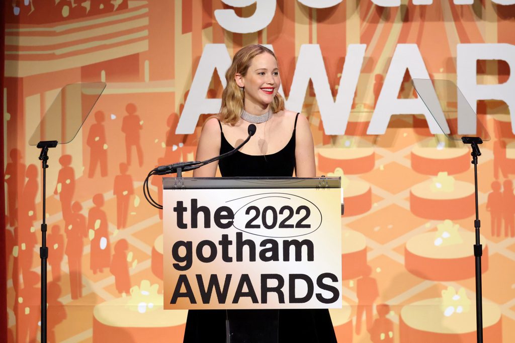 Jennifer Lawrence phát biểu trên sân khấu trong Gala trao giải Gotham 2022 tại Phố Wall Cipriani vào ngày 28 tháng 11 năm 2022 tại Thành phố New York.