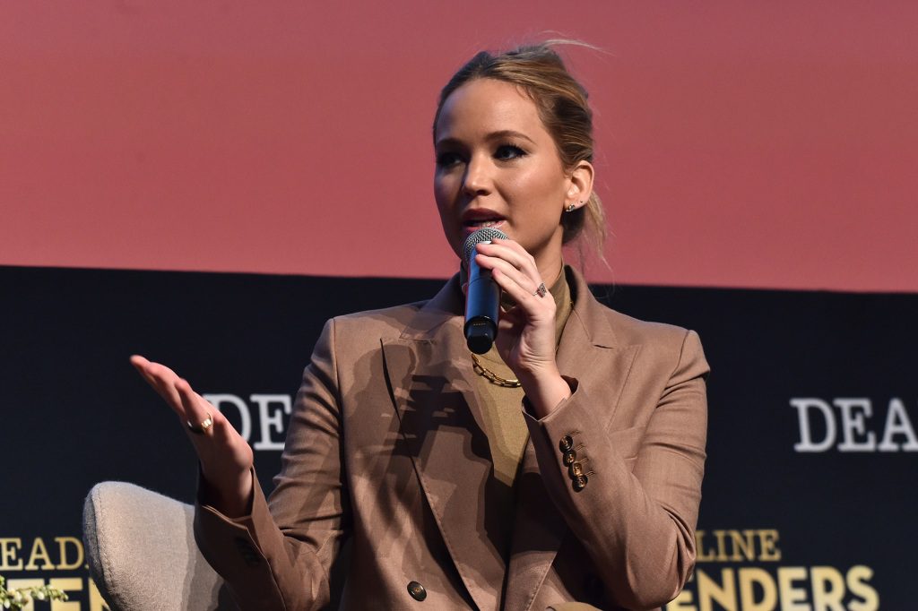 Jennifer Lawrence trong phim "cầu" Anh ấy phát biểu trên sân khấu trong Contenders Film: Los Angeles tại DGA Theater Complex vào ngày 19 tháng 11 năm 2022 ở Los Angeles, California.