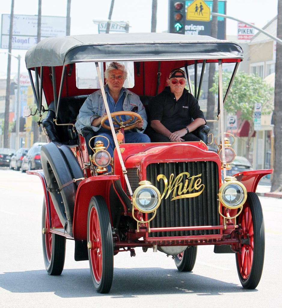Những bức ảnh từ tháng 7 năm 2010 cho thấy Jay Leno đang lái xe quanh Los Angeles trên chiếc ô tô màu trắng đời 1908 của mình, chiếc xe này đã phát nổ trong một vụ cháy nhà để xe. 