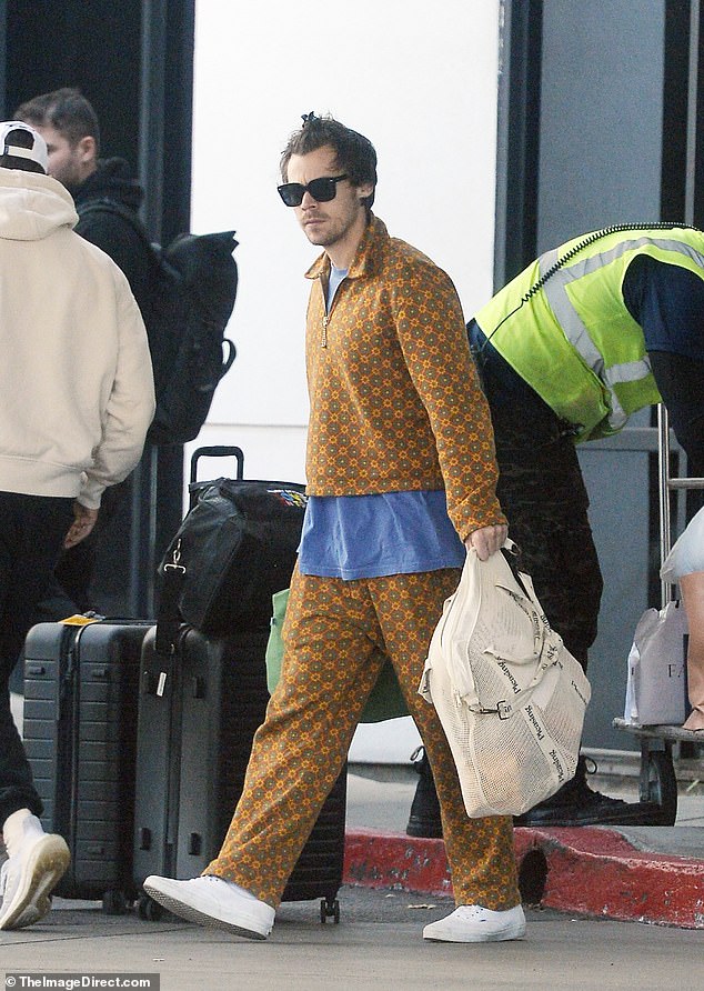 Harry Styles trông có vẻ mệt mỏi khi bước ra ngoài trong bộ đồ thể thao Gucci ở Los Angeles sau khi trở về từ chuyến lưu diễn