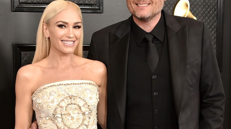 Gwen Stefani tiết lộ rằng phòng tắm của cô và Blake Shelton đã xuất hiện trên trang bìa của các tờ báo lá cải

